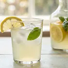 Domowa cytrynowa lemoniada z miodem i bazylią