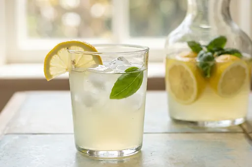 Domowa cytrynowa lemoniada z miodem i bazylią