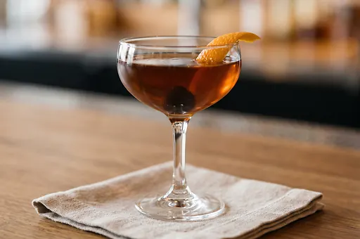 Manhattan z whisky żytniej i słodkim wermutem