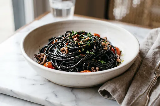 Czarne spaghetti z atramentem kalamarnicy al nero di seppia