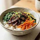 Bibimbap z wołowiną i warzywami