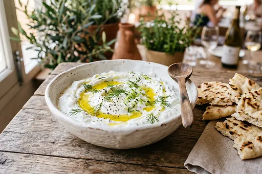 Tzatziki - řecký jogurtový dip s okurkou