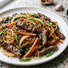 Japchae z wołowiną i warzywami