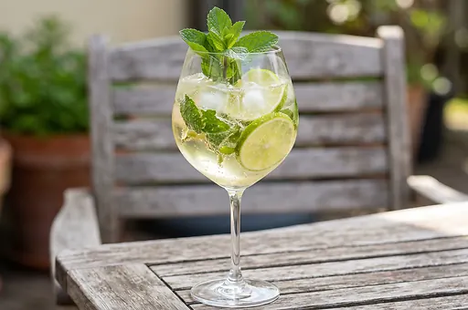 Hugo Spritz with Elderflower Syrup and Prosecco