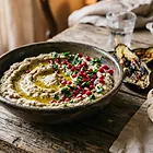 Tradycyjny libański baba ganoush z tahini i czosnkiem