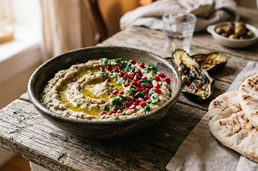 Tradycyjny libański baba ganoush z tahini i czosnkiem