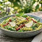 Sałatka makaronowa z pesto i suszonymi pomidorami