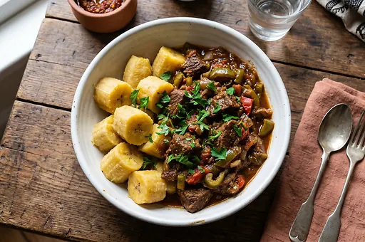 Ugandyjskie duszone zielone banany z sosem mięsnym matoke