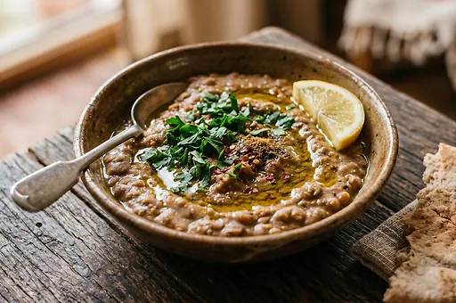 Egyptský ful medames s olivovým olejem a citronem