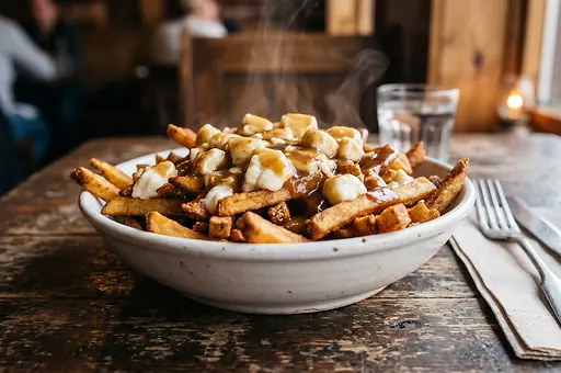 Poutine, kanadské hranolky se sýrem a omáčkou