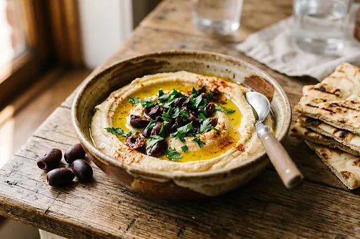 Hummus s olivami