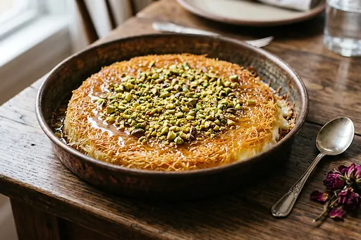 Knafeh z serem i miodem