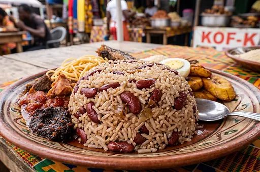 Ghanská ryža s červenými fazuľami waakye