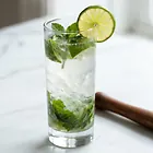 Bezalkoholowe mojito z mietą i limonką