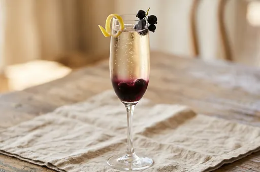 Kir Royal z likierem z czarnej porzeczki i winem musującym