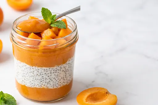 Pudding chia z morelami i jogurtem