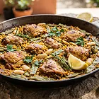 Tradycyjna paella valenciana z kurczakiem i królikiem